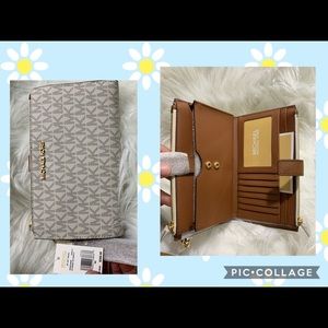 Michael Kors Double Zip Smartphone Wallet